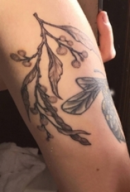 女生小腿上黑灰点刺简单线条小清新植物藤纹身图片