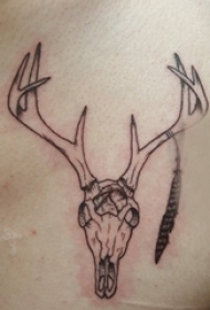 男生肩部黑色点刺简单抽象线条动物鹿头骨纹身图片