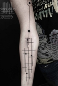 女生手臂上黑色线条几何元素创意纹身图片