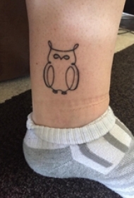 男生小腿上黑色简单抽象线条小动物猫头鹰纹身图片