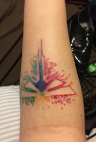 男生手臂上彩绘水彩泼墨几何元素纹身图片