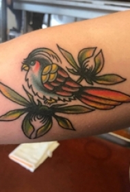 女生手臂上彩绘水彩素描创意文艺小鸟花朵纹身图片