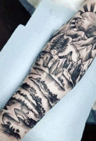 男生手臂上黑色点刺简单抽象线条太阳和山水风景纹身图片
