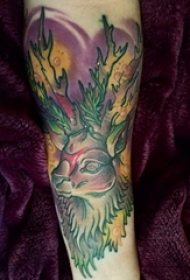 男生手臂上彩绘水彩素描泼墨麋鹿纹身图片