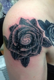 女生肩部黑色点刺几何线条植物花朵和宇宙纹身图片