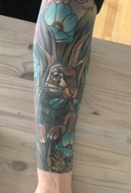 男生手臂上彩绘水彩素描可爱兔子花臂纹身图片