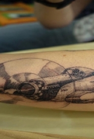 男生手臂上黑灰点刺几何简单线条飞机纹身图片