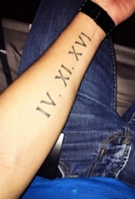 男生手臂上黑色点刺简单线条英文字母纹身图片