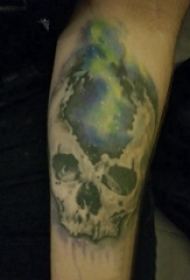 手臂纹身素材 男生手臂上星空和骷髅纹身图片