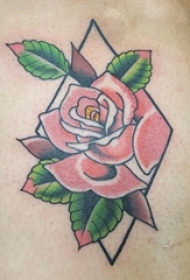 纹身小花朵 女生小腿上彩色的花朵纹身图片