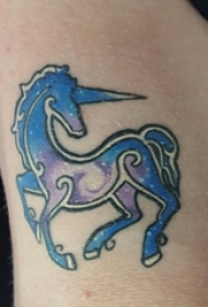 可爱独角兽纹身图案 女生大腿上彩色的独角兽纹身图片