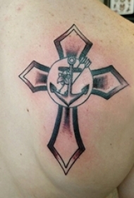 后背纹身男 男生后背上船锚和十字架纹身图片