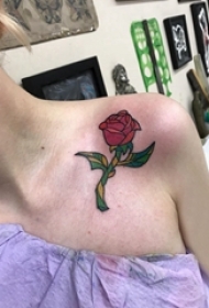 欧美玫瑰纹身 女生肩部彩色的玫瑰纹身图片