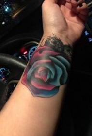 纹身玫瑰 女生手臂上彩色渐变纹身玫瑰图片