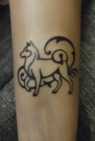 马纹身图案 女生手臂上马纹身图案