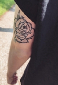 纹身 小玫瑰 男生手臂上黑色的玫瑰花纹身图片