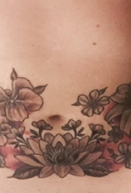 腹部纹身 女生腹部黑灰的花朵纹身图片