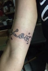 纹身小花朵 女生手臂上黑色的小花朵纹身图片