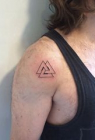 三角形纹身图案 女生手臂上三角形纹身图案