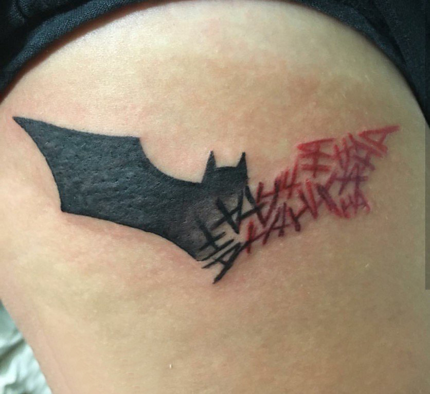 点击大图看下一张：蝙蝠侠标志纹身 女生大腿上拼接的蝙蝠侠标志纹身图片