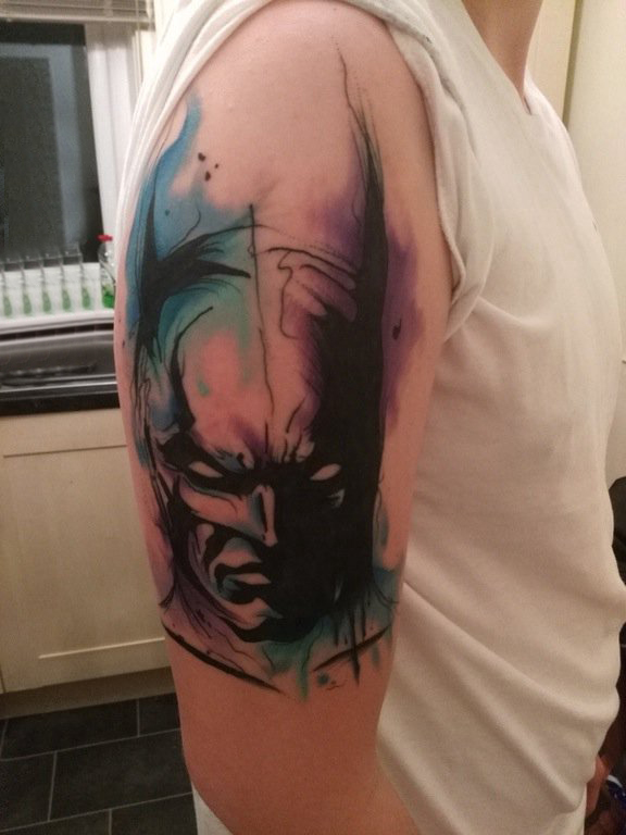 点击大图看下一张：蝙蝠侠纹身 男生手臂上彩色的蝙蝠侠纹身图片