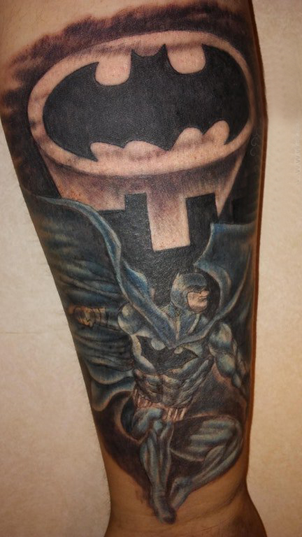 点击大图看下一张：蝙蝠侠纹身 男生手臂上彩色的人物蝙蝠侠纹身图片