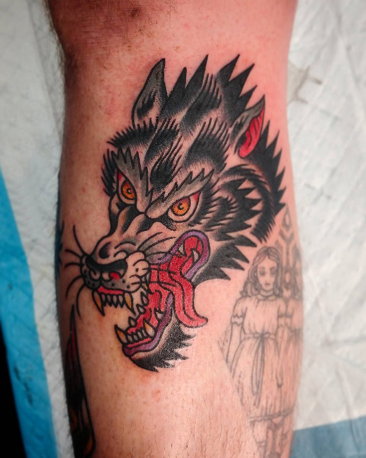 点击大图看下一张：滴血狼头纹身图片 男生小腿上彩色的狼头纹身图片