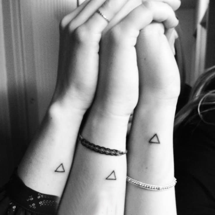 点击大图看下一张：闺蜜纹身 闺蜜手臂上三角形纹身图片
