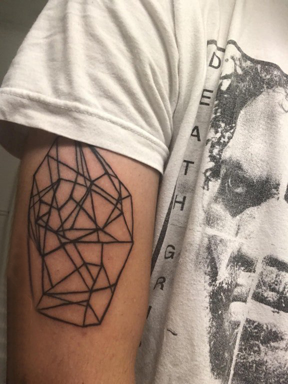 点击大图看下一张：几何元素纹身 男生手臂上黑色的几何纹身图片