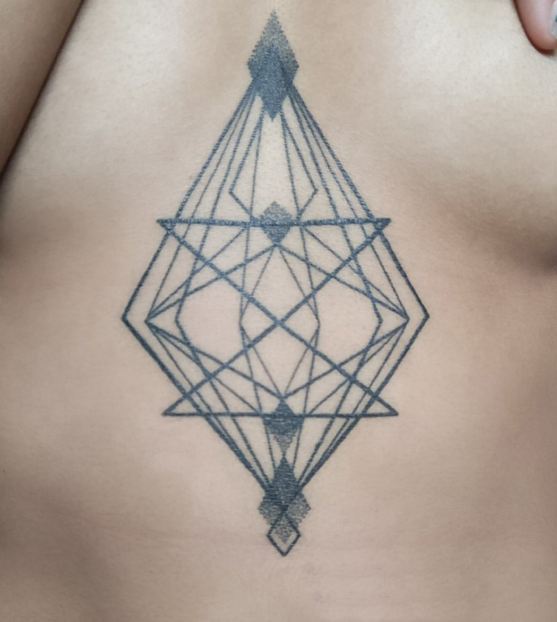 点击大图看下一张：几何元素纹身 女生胸部黑色的几何元素纹身图片