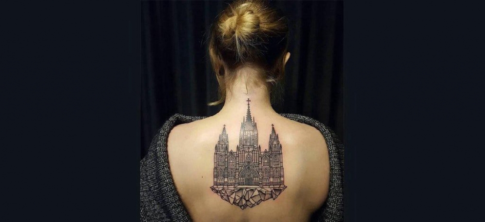 点击大图看下一张：建筑物纹身 女生后背上黑色的建筑物纹身图片