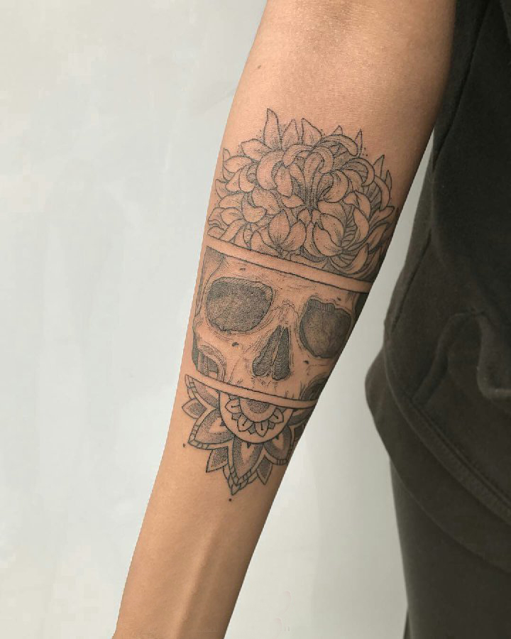 点击大图看下一张：骷髅花朵纹身图案 男生手臂上花朵和骷髅纹身图片