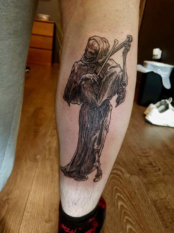 点击大图看下一张：骷髅纹身 男生小腿上黑色的骷髅纹身图片