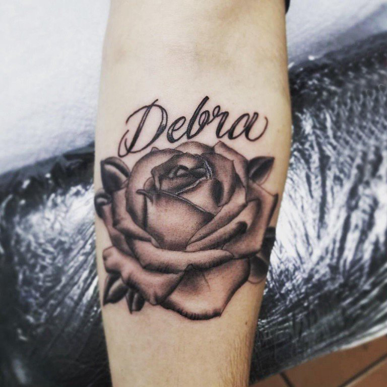 点击大图看下一张：玫瑰小清新纹身 女生手臂上英文和玫瑰花纹身图片