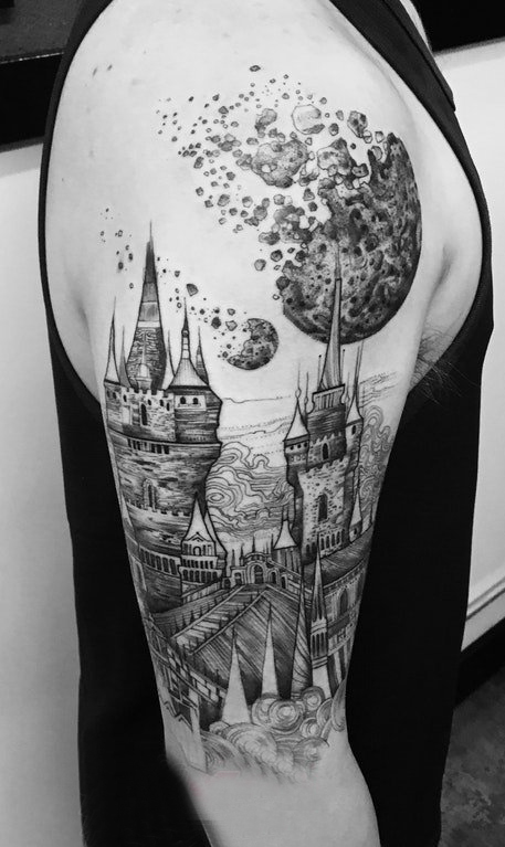 点击大图看下一张：欧美城堡纹身 男生手臂上欧美城堡纹身图片