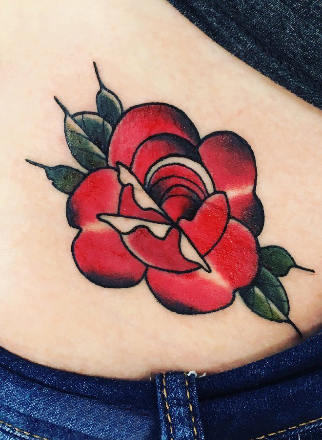 点击大图看下一张：欧美玫瑰纹身 女生腹部彩色的玫瑰花纹身图片