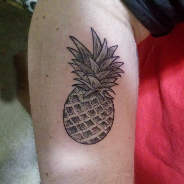 点击大图看下一张：欧美小腿纹身 男生小腿上黑色的菠萝纹身图片