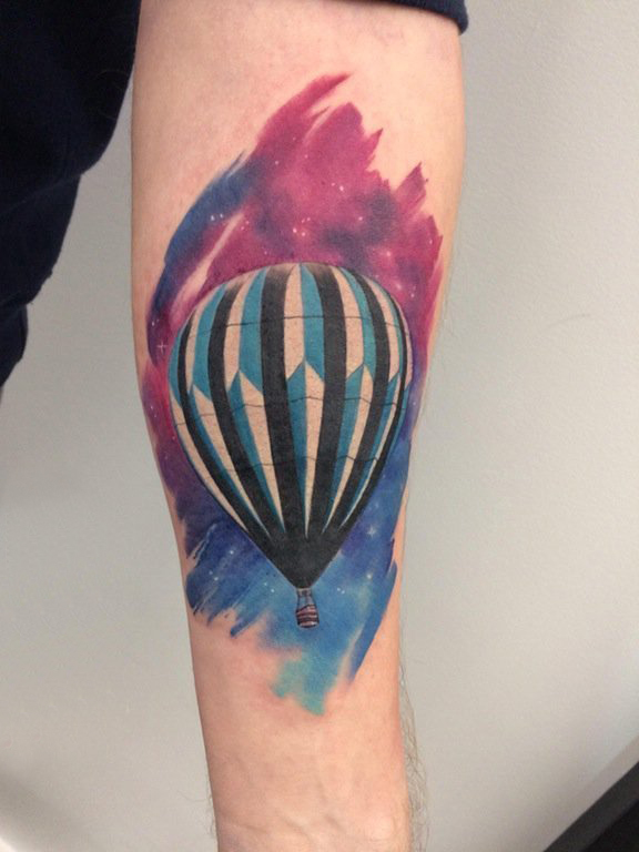 点击大图看下一张：热气球纹身 男生手臂上精美的热气球纹身图片