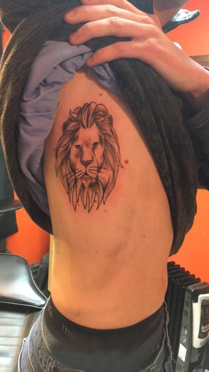 点击大图看下一张：狮子王纹身 男生侧腰上黑色的狮子纹身图片