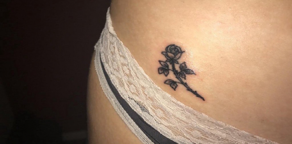 点击大图看下一张：纹身 小玫瑰 女生腹部黑色的玫瑰花纹身图片