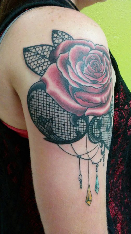 点击大图看下一张：纹身玫瑰花 美女手臂上立体小纹身玫瑰花和蕾丝花边纹身图片