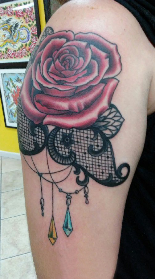 点击大图看下一张：纹身玫瑰花 美女手臂上立体小纹身玫瑰花和蕾丝花边纹身图片
