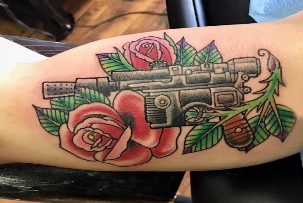 点击大图看下一张：纹身枪 男生手臂上玫瑰花和枪纹身图片