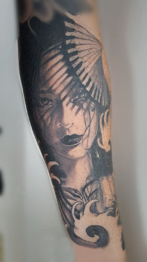 点击大图看下一张：纹身日本艺妓图片 男生手臂上黑灰的人物艺妓纹身图片
