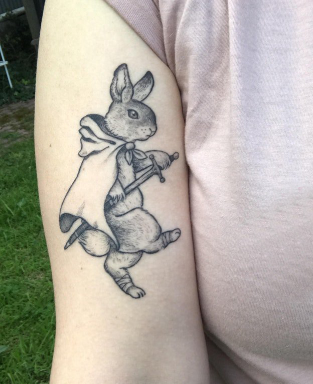 点击大图看下一张：纹身兔 女生手臂上黑灰兔子纹身图片