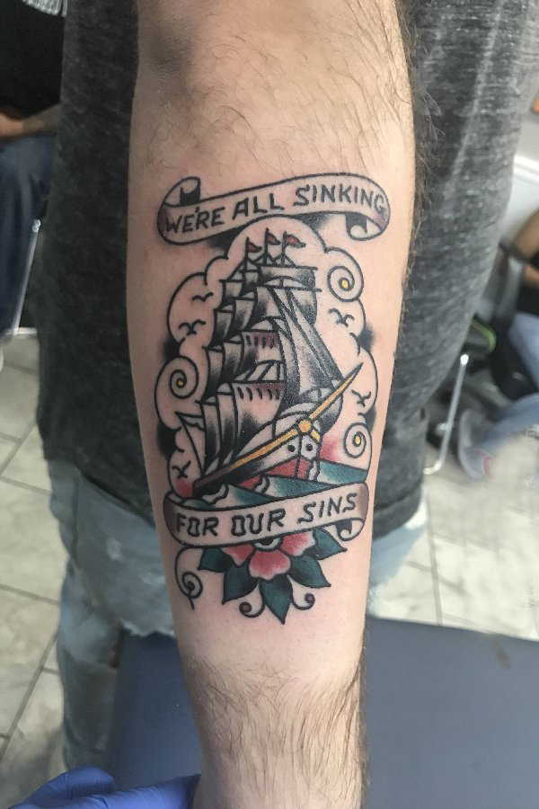 点击大图看下一张：纹身小帆船 男生手臂上英文和帆船纹身图片