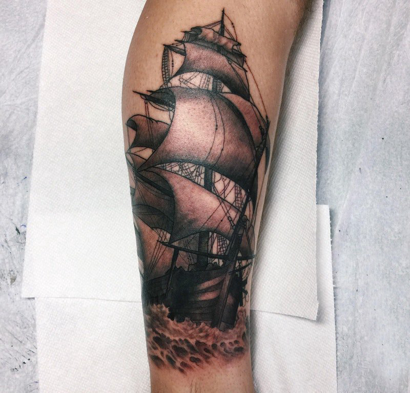 点击大图看下一张：纹身小帆船 男生小腿上黑色的帆船纹身图片