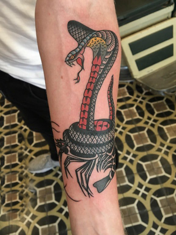 点击大图看下一张：纹身眼镜蛇 男生手臂上彩色的蛇纹身图片