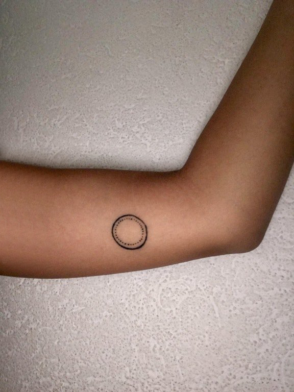 点击大图看下一张：纹身圆形 女生大臂上黑色的几何纹身圆形图片