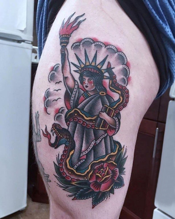 点击大图看下一张：纹身自由女神 大腿上彩色传统纹身自由女神和蛇花纹身图案大全